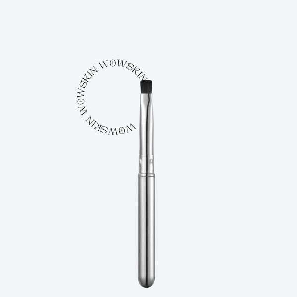 Portable lip brush 211 Flat -  Pensulă de buze ușor de călătorit are un vârf rotund de silicon moale pentru a vă ajuta să amestecați și să aplicați produsele.